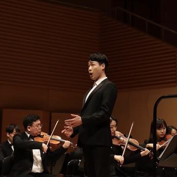 Seung Gyo Kim performing